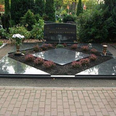 Ein Grab mit bunten Blumen